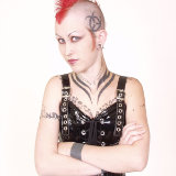 barely-evil/tattooed_pierced_girl_with_mohawk_in_fetishwear-120709/pthumbs/jax_shinyblack019.jpg