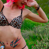 eroticbpm/hot_pinked_haired_pinup_poses_outdoors-120709/pthumbs/eroticbpm_07.jpg