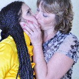 kiss-matures/5162-emilia-mabel-age_gap_lesbians-113010/pthumbs/kissmatures_g5162_023.jpg